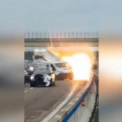 İtalya'da zırhlı banka aracına bombalı saldırı ger&ccedil;ekleşti