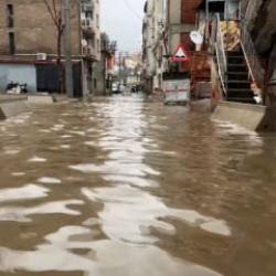 İzmir'de etkili olan sağanak yaşamı olumsuz etkiledi