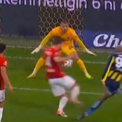 Kadık&ouml;y'de VAR devrede! Penaltı kararı verildi