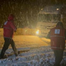 Karda mahsur kalan 40 ara&ccedil;taki 80 kişi kurtarıldı