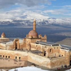 Karla kaplanan İshak Paşa Sarayı kışın da ziyaret&ccedil;ilerini b&uuml;y&uuml;l&uuml;yor