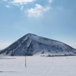 Kartpostallık manzara: Muş Piramidi beyaza b&uuml;r&uuml;nd&uuml;