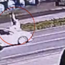 Kızına kahvaltıya giderken feci son: Kaza anı g&uuml;venlik kamerasında