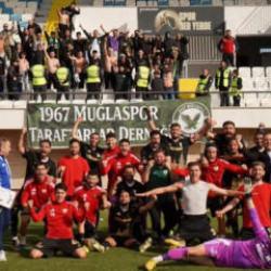 Kritik ma&ccedil;ta zafer 90+6'da geldi! Ma&ccedil; eksiğiyle lider olup şampiyonluk kapısını araladılar