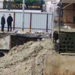  K&uuml;&ccedil;&uuml;k&ccedil;ekmece'de 5 katlı apartman tahliye edildi