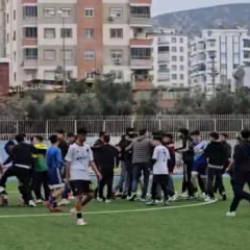 Liseliler futbol turnuvasında birbirlerine girdi: Tekme ve yumruklar havada u&ccedil;uştu
