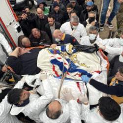 Hastalığı y&uuml;z&uuml;nden 300 kiloya ulaştı! Duvarlar kırıldı, 30 kişi taşıdı