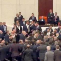 Meclis'te CHP provokasyonu: Vekiller arasındaki arbede kavgaya d&ouml;n&uuml;şt&uuml;