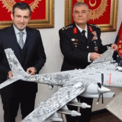 Bayraktar&rsquo;dan Jandarma&rsquo;ya anlamlı AKINCI hediyesi: U&ccedil;ağın beyninde dua var!