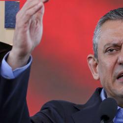 &Ouml;zg&uuml;r &Ouml;zel&rsquo;in utandıran k&uuml;f&uuml;rlerine kadın yardımcısından destek! &lsquo;B&ouml;ylesi kızan başkanım&rsquo;