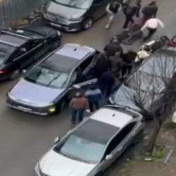 Park yeri nedeniyle tartıştığı s&uuml;r&uuml;c&uuml;y&uuml; silahla &ouml;ld&uuml;rd&uuml;; yakınları saldırganı darbetti