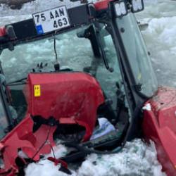 &Ccedil;ıldır G&ouml;l&uuml;'nde korku dolu anlar! Trakt&ouml;r suya g&ouml;m&uuml;ld&uuml;