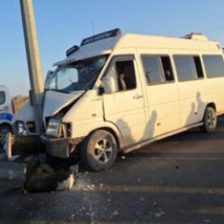 Şanlıurfa&rsquo;da tarım iş&ccedil;ilerini taşıyan minib&uuml;s direğe &ccedil;arptı: 15 yaralı