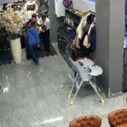 Şefin Heimlich m&uuml;dahalesi bebeği hayata bağladı: İşte o anlar kamerada 