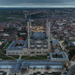 Selimiye Camii&rsquo;nde Ramazan coşkusu: Minareler mahya ile aydınlandı