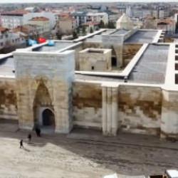 Sultanhanı Kervansarayı&rsquo;na yoğun ilgi: 800 yıllık Sel&ccedil;uklu eseri ziyaret&ccedil;ilerini ağırlıyor