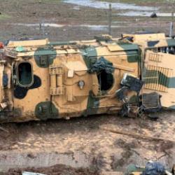 TAG Otoyolu'nda kontrolden &ccedil;ıkan askeri ara&ccedil; devrildi: 10 asker yaralandı