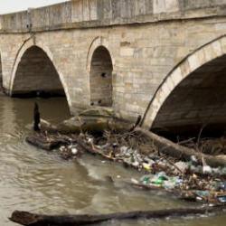 Tarihi Meri&ccedil; K&ouml;pr&uuml;s&uuml; atıklara teslim oldu