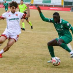 TFF 1. Lig'de &uuml;st sıralara g&ouml;z&uuml;n&uuml; diken kul&uuml;p evinde ağır yaralı