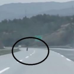 Tırdan fırlayan lastik otobanda y&uuml;zlerce metre ilerledi