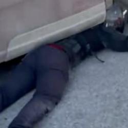 Tırın altına sıkışmasına rağmen kazadan yara almayan kurye, dehşet anlarını anlattı