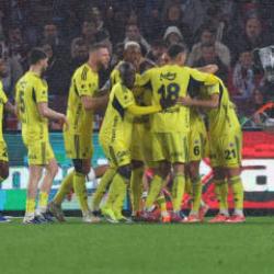 Trabzon'un serisi sona erdi! 5 goll&uuml; ma&ccedil;ta zafer Fenerbah&ccedil;e'nin
