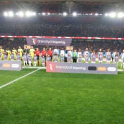 Trabzonspor-Fenerbah&ccedil;e ma&ccedil;ı sonrası isyan! Trib&uuml;nlerde "İstifa" sesleri