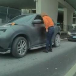 Trafikte yol kesen kadının &ouml;fkeli saldırısı kamerada