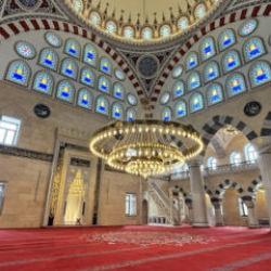 &Uuml;sk&uuml;p Camisi ramazanda kapılarını a&ccedil;ıyor: 3 bin 200 kişilik dev eser