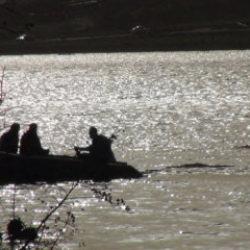 Uyandığında yan koltuk boştu! Dalgı&ccedil;lar kayıp gen&ccedil; i&ccedil;in g&ouml;lete girdi