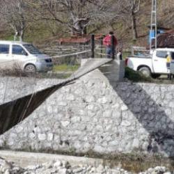 &Uuml;zerinde bulundukları asma k&ouml;pr&uuml;, kuvvetli r&uuml;zgar nedeniyle ters d&ouml;nd&uuml;: 2 yaralı