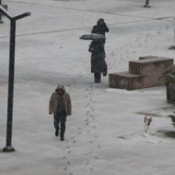 Van'da kar etkisini s&uuml;rd&uuml;r&uuml;yor: 141 yerleşim yerine ulaşıma kapandı 