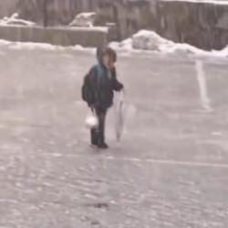 Bitlis'te y&uuml;rek ısıtan olay: Kar altında İstikl&acirc;l Marşı okudu 