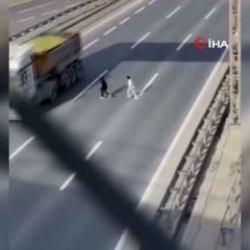 Y&uuml;reklerin ağza geldiği anlar! &Ccedil;ocukların TEM otoyolunda tehlikeli hareketi!