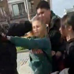 &Ccedil;anakkale'de akran zorbalığı kamerada: Kahkahalarla darbettiler