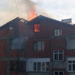 Zonguldak'ta 6 katlı binanın &ccedil;atısı alev alev yandı
