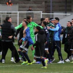 1. Lig ma&ccedil;ında kavga &ccedil;ıktı! Futbolcular birbirine girdi