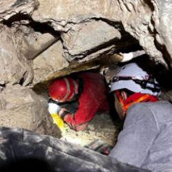 Mağarada nefes kesen kurtarma operasyonu: 5 metreden d&uuml;şt&uuml;, 9 saatte ulaşıldı