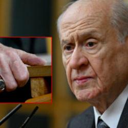 Bah&ccedil;eli'nin y&uuml;z&uuml;k ve rozetindeki detaylar dikkat &ccedil;ekti!