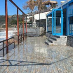 Alanya'da dalgalar balık lokantasını bastı! O anlar kamerada