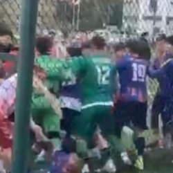 Amat&ouml;r ma&ccedil; ringe d&ouml;nd&uuml;! Saha bir anda karıştı: Kavgaya seyirciler de dahil oldu