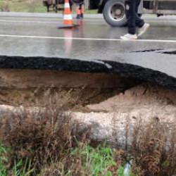 Asfalt yol, sağanak sonrası &ccedil;&ouml;kt&uuml;