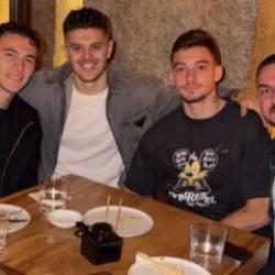 Asslani, Rashica ve Mu&ccedil;i akşam yemeğinde