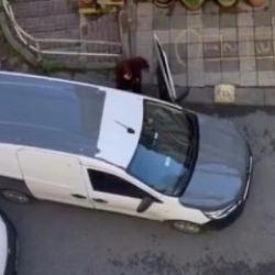 'Burası benim evimin &ouml;n&uuml;' dedi, hakaretler yağdırdı: Kadık&ouml;y'de park yeri kavgası!