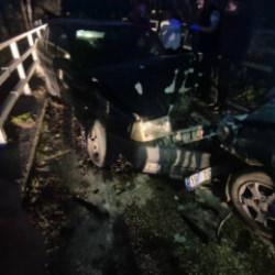 Bursa'da iki otomobil kafa kafaya &ccedil;arpıştı: 3 yaralı