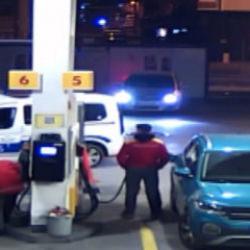 &Ccedil;alıntı kamyonetle yakıt alırken polise yakalandı: Ka&ccedil;arken pompayı kopardı