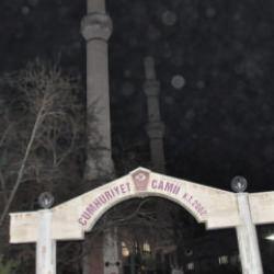 Cami avlusunda korku dolu anlar! İmam canını zor kurtardı