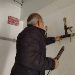 T&uuml;m kombilerden su sızan apartmanda fıkra gibi ger&ccedil;ek ortaya &ccedil;ıktı!