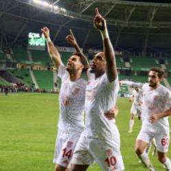 D&uuml;şme hattında umutlar azalıyor! Sahasında son dakikalarda yıkıldılar