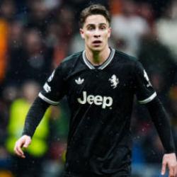 Duvar kağıdıyla g&ouml;n&uuml;lleri fethetmişti! Kenan Yıldız'ın paylaşımına beğeni yağdı